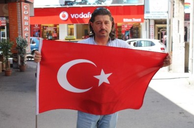 Şehit Polisler İçin TEK Kişilik 'Türk Bayraklı' Saygı Duruşu