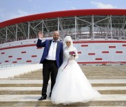 DERYA KADıOĞLU - Fanatik Çift Soluğu Stadyumda Aldı