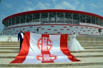 DERYA KADıOĞLU - Gelinlik Ve Damatlıkla Dev Antalyaspor Bayrağı Açtılar