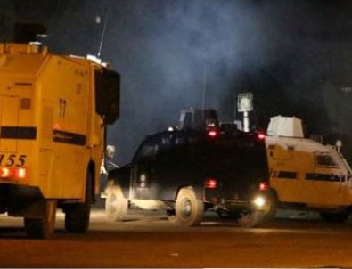 Polis karakolu ve polis aracı tarandı