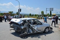 Kırmızı Işıkta Bekleyen Otomobile Otobüs Çarptı Açıklaması 2 Yaralı