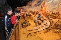 ÇANAKKALE ŞEHITLERI - 100. Yılında Çanakkale Müzesi'ne Ziyaretçi Akını