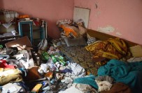 EVDE TEK BAŞINA - 4 Kamyon Çöp Çıkan Evin Sahibi Belediye Ekiplerine Teşekkür Etti