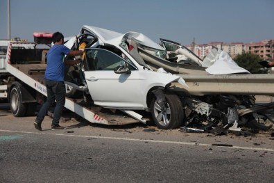 Bariyerlere Çarpan Otomobilden Yaralı Kurtuldu