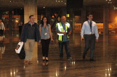 E-Vize İle Bodrum'a Gelen Turist Çiceklerle Karşıladı