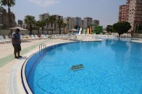 QUARTZ - Mezitli'de Yüzme Havuzları Temizleniyor