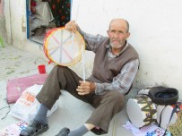 Müşterilerin Dikkatini Davul Çalarak Çekiyor