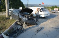 Niksar'da 2 Otomobil Çarpıştı Açıklaması 5 Yaralı
