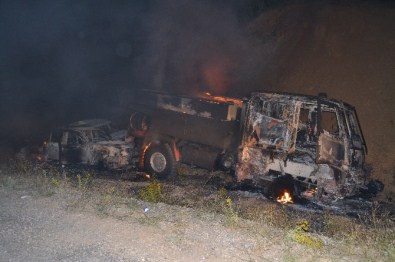 Teröristler Yol Kesip, 3 Aracı Yaktı