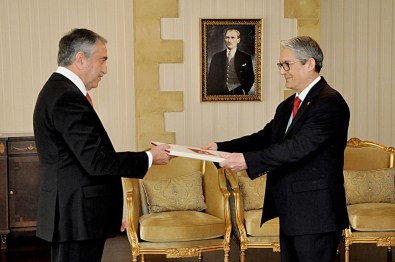 Türkiye'nin Yeni Lefkoşa Büyükelçisi Kanbay Güven Mektubunu Sundu