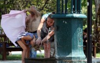 Antalya'da Nem Ve Sıcak Hava Bunalttı