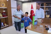 Başkan Şahiner Başarılı Güreşçilere Ödül
