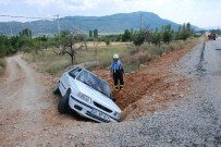 Denizli'de Bir Araç Çukura Düştü