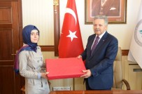 SÜLEYMAN KAHRAMAN - Vali Kahraman Üniversiteyi Kazanan Öğrenciye Bilgisayar Hediye Etti