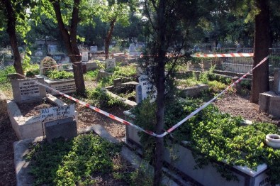 Bebek Gömüldüğü Sanılan Mezardan Kur'an-I Kerim Çıktı