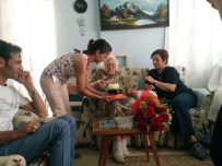 YAŞAR KARAGÖZ - Büyükşehir'den 100 Yaşındaki Emine Nine'ye Sürpriz Doğum Günü Kutlaması