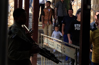 El Halil'deki İbrahim Camisi'nde Cuma Namazı