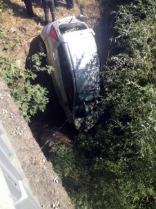 İzmir'de Otomobil Dereye Uçtu Açıklaması 2 Ölü