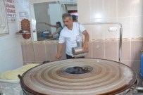 KADAYıF - Kadayıf Ustası Fabrikasyon Ürüne Direniyor