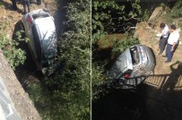 OĞLANANASI - Otomobil Dereye Uçtu Açıklaması 2 Ölü