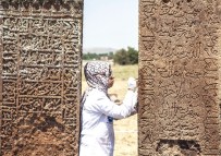 MEZAR TAŞI - Tarihi Selçuklu Mezarlığı'nda Liken Temizliği
