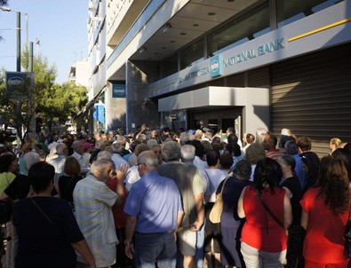 Yunanistan'da emekliler yine banka kuyruğunda