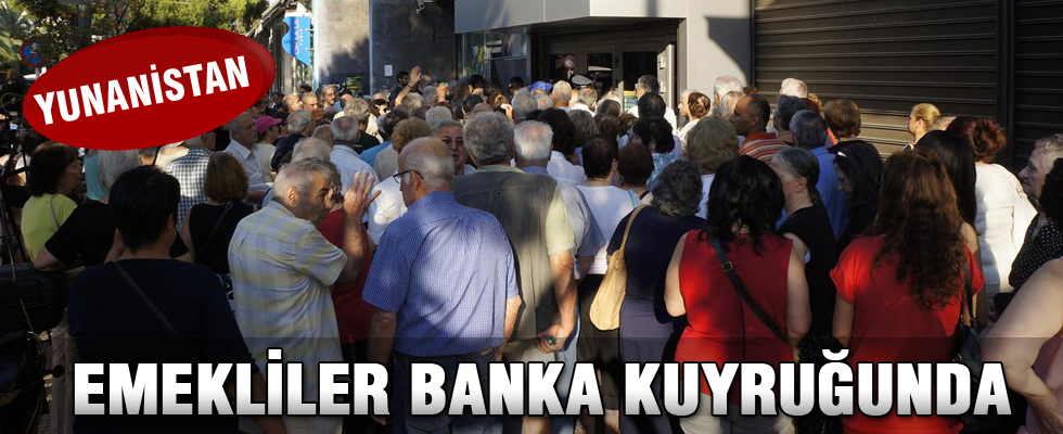 Yunanistan'da emekliler yine banka kuyruğunda