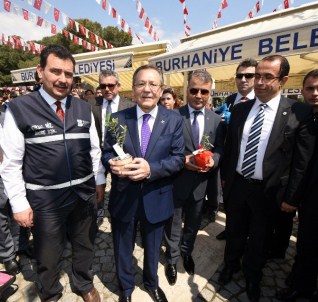 Balıkesir Çiftçisine Büyükşehir'den Ekipman Desteği