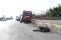 OLİMPİYAT PARKI - Servis Aracı 2 Otomobile Çarptı Açıklaması 8 Yaralı