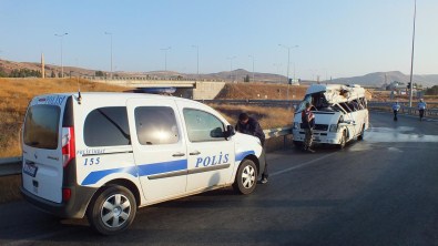 Sivas'ta Minibüs Devrildi Açıklaması 3 Ölü, 14 Yaralı