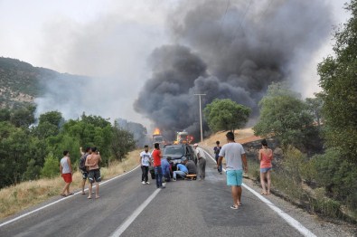 Yol Kesen Teröristler 3 Aracı Ateşe Verdi