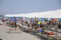 SULAMA KANALI - Antalya'da Sıcak Havadan Bunalanlar Denize Koştu