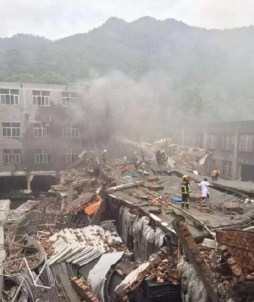 Çin'de Ayakkabı Fabrikası Çöktü Açıklaması 14 Kişi Kayıp