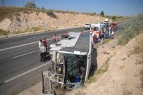 İSMAIL ÇETINKAYA - Nevşehir'de Midibüsle Otomobil Çarpıştı Açıklaması 10 Yaralı