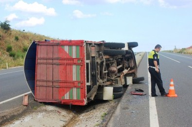 Tekirdağ'da Büyükbaş Yüklü Kamyon Devrildi