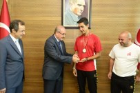 ŞÜKRÜ KOCATEPE - Vali Kocatepe'den Genç Alperen'e Ödül