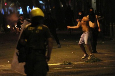 Yunanistan'da protestocu grupla polis arasında çatışma çıktı