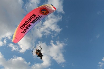 Bor'da Yamaç Paraşütü Gösterisi Düzenlendi
