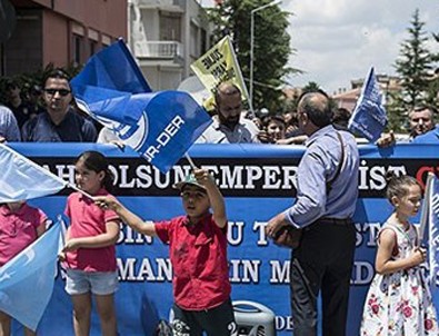 Çin Büyükelçiliği önünde protesto