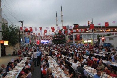 Dörtyol'da Caddede İftar