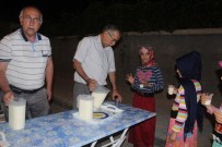 SÜT DAĞITIMI - Karaman'da 8 Yıldır Cemaate Teravih Sonrası Ballı Süt İkram Ediliyor