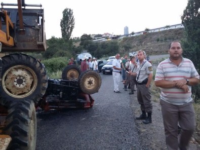 Uşak'ta, Devrilen Traktörün Sürücüsü Yaralandı