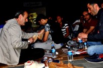 İFTAR VAKTİ - Pide, Zeytin Ve Su İle İftar Açtılar