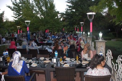 Yeni Dünya Vakfı'ndan İftar