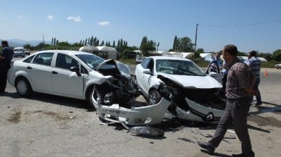Burhaniye'de Trafik Kazası Açıklaması 4 Yaralı