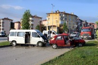 MURAT KAYA - Kastamonu'da Minibüs İle Otomobil Çarpıştı Açıklaması 1 Ölü, 5 Yaralı