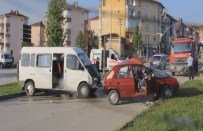 MURAT KAYA - Minibüsle Otomobil Çarpıştı Açıklaması 1 Ölü, 5 Yaralı