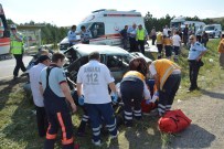 SERPİL YILMAZ - Otomobil Aydınlatma Direğine Çarptı Açıklaması 7 Yaralı