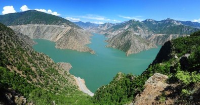 Türkiye'nin En Yüksek Barajı Deriner'den Elektrik Üretiminde Rekor