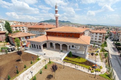 Alemdağ'a Yapılan Cami Açılış İçin Gün Sayıyor